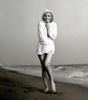Marilyn Monroe feet photo thumbnail