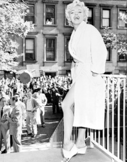 Marilyn Monroe feet photo thumbnail