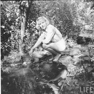 Marilyn Monroe feet photo thumbnail