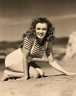Marilyn Monroe feet photo thumbnail