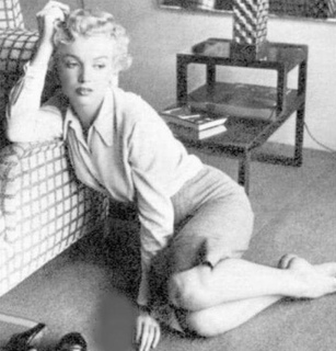 Marilyn Monroe feet photo thumbnail