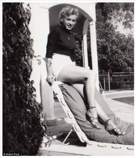 Marilyn Monroe feet photo thumbnail