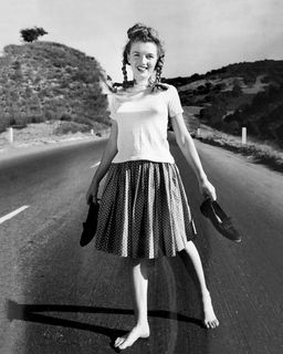 Marilyn Monroe feet photo thumbnail