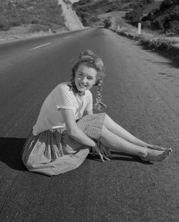 Marilyn Monroe feet photo thumbnail