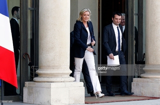 Marine Le Pen feet photo thumbnail