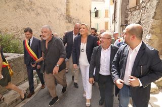 Marine Le Pen feet photo thumbnail