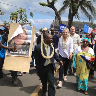 Marine Le Pen feet photo thumbnail
