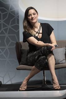 Marion Cotillard feet photo thumbnail