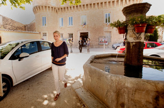 Marion Maréchal Le Pen feet photo thumbnail