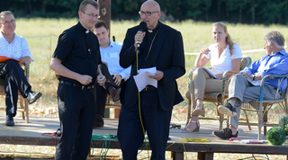 Marion Maréchal Le Pen feet photo thumbnail