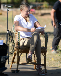 Marion Maréchal Le Pen feet photo thumbnail