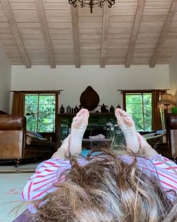 Marisa Tomei feet photo thumbnail