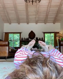 Marisa Tomei feet photo thumbnail