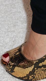 Marlee Matlin feet photo thumbnail