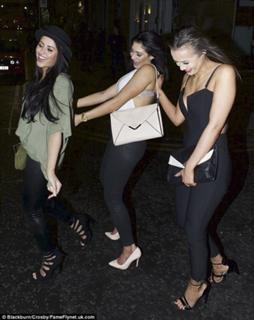 Marnie Simpson feet photo thumbnail