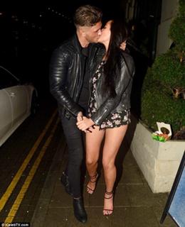 Marnie Simpson feet photo thumbnail