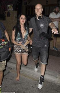 Marnie Simpson feet photo thumbnail