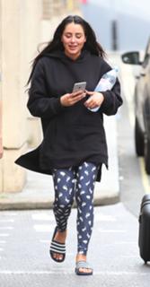 Marnie Simpson feet photo thumbnail