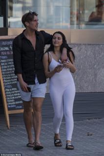 Marnie Simpson feet photo thumbnail