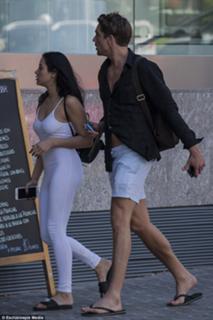 Marnie Simpson feet photo thumbnail