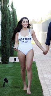 Marnie Simpson feet photo thumbnail