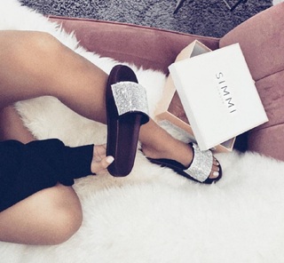 Marnie Simpson feet photo thumbnail