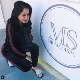 Marnie Simpson feet photo thumbnail