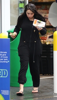 Marnie Simpson feet photo thumbnail