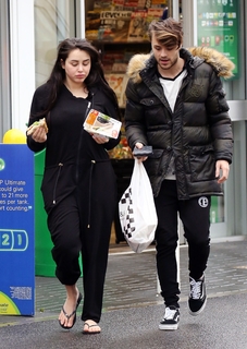 Marnie Simpson feet photo thumbnail