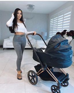 Marnie Simpson feet photo thumbnail