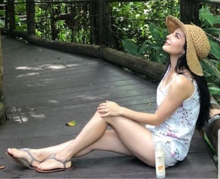 Martha Higareda feet photo thumbnail