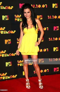 Martha Higareda feet photo thumbnail