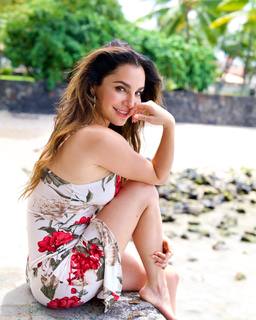 Martha Higareda feet photo thumbnail