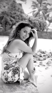Martha Higareda feet photo thumbnail