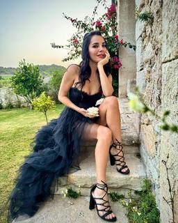 Martha Higareda feet photo thumbnail