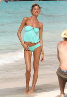 Martha Hunt feet photo thumbnail
