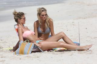 Martha Hunt feet photo thumbnail