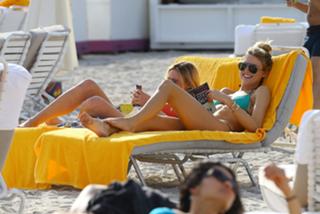 Martha Hunt feet photo thumbnail