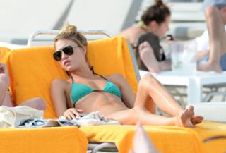 Martha Hunt feet photo thumbnail