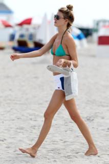 Martha Hunt feet photo thumbnail