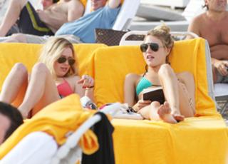 Martha Hunt feet photo thumbnail