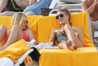 Martha Hunt feet photo thumbnail