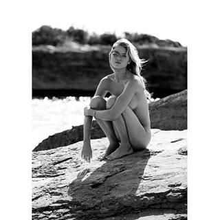 Martha Hunt feet photo thumbnail