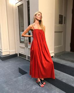 Martha Hunt feet photo thumbnail