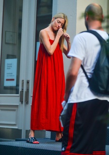 Martha Hunt feet photo thumbnail