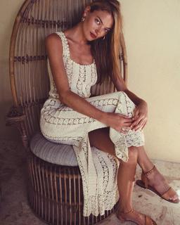 Martha Hunt feet photo thumbnail