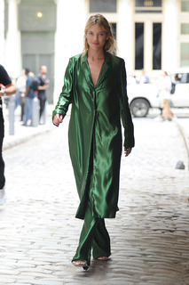 Martha Hunt feet photo thumbnail