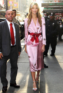 Martha Hunt feet photo thumbnail
