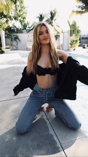 Martha Hunt feet photo thumbnail