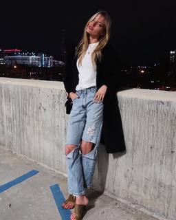 Martha Hunt feet photo thumbnail
